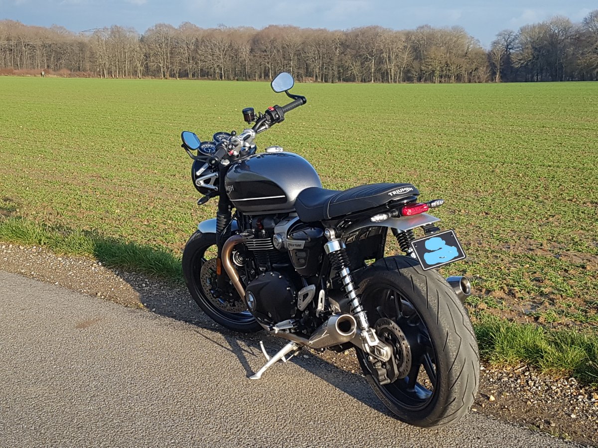 moto plaque noire.jpg