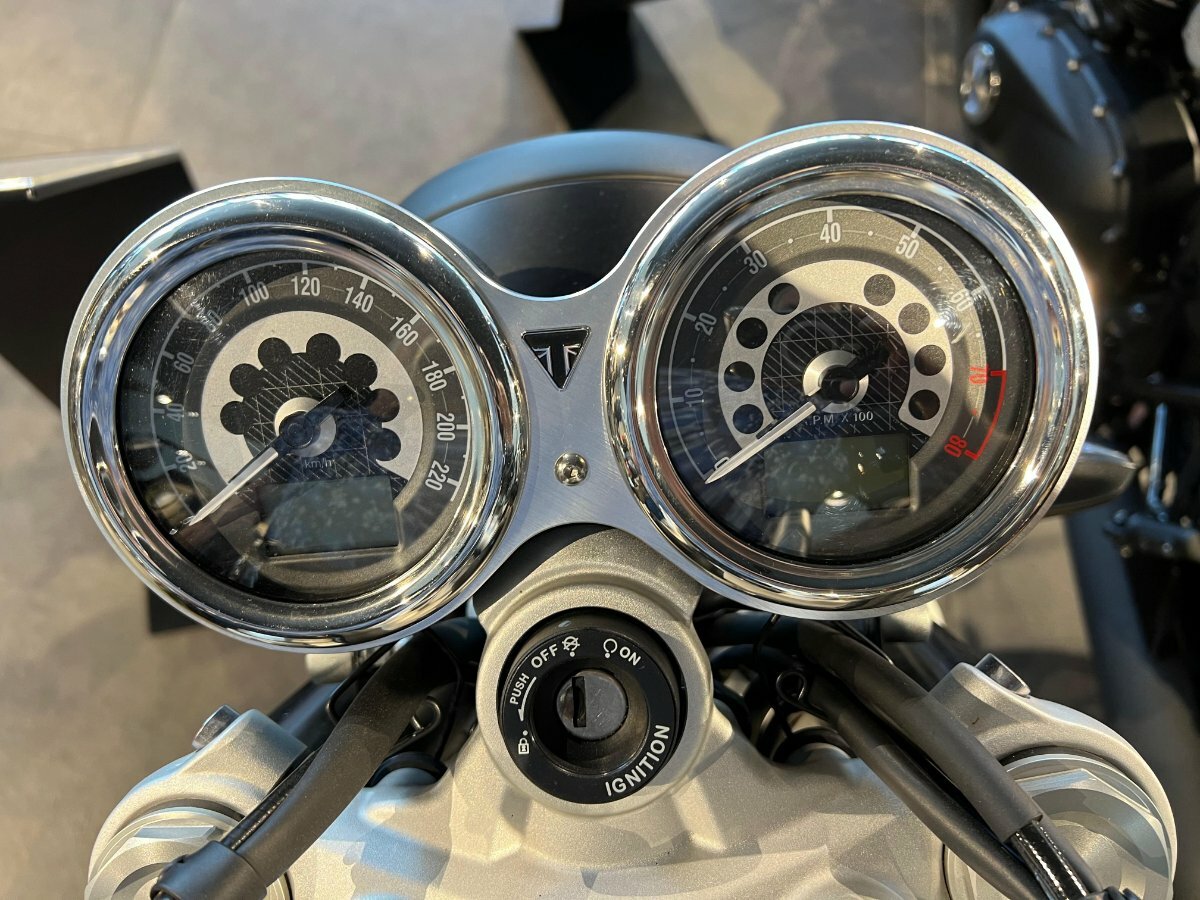 Speed Twin 1200 (02).jpg